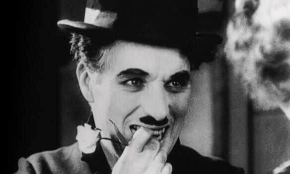 charles-chaplin-sorrindo