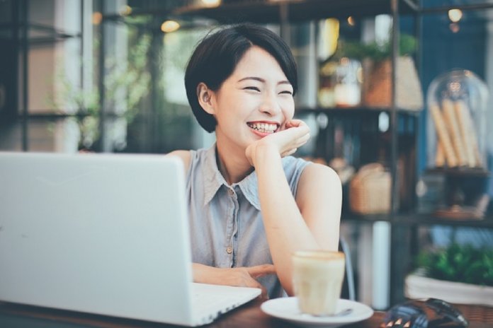 Ser generoso aumenta nível de felicidade, sugere estudo