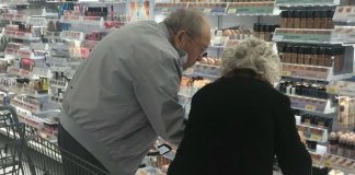 Gesto de amor viraliza: idoso ajuda esposa a escolher maquiagem