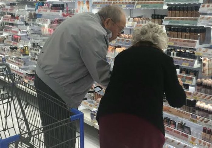 Gesto de amor viraliza: idoso ajuda esposa a escolher maquiagem