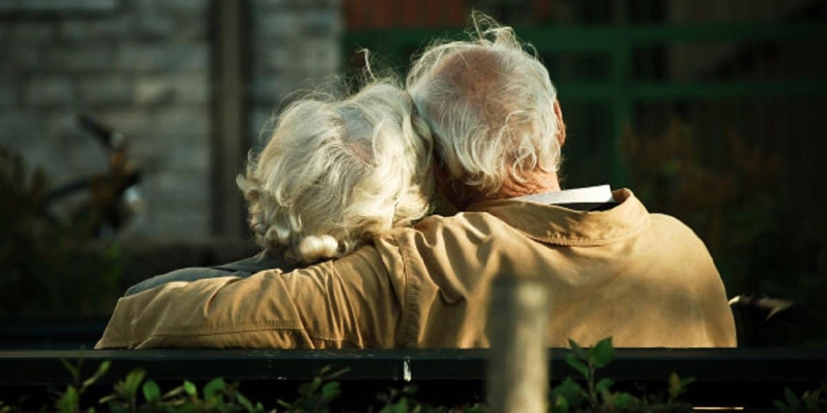 web-old-couple-embrace-bench-back-candida-performa-cc