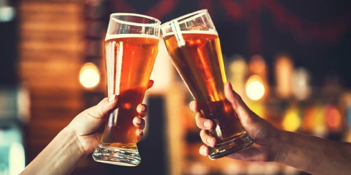 web-toast-brindis-beer-shutterstock_483513562-ievgenii-meyer-ai