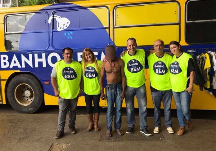 “Banho do Bem” resgata dignidade de sem-tetos em Brasília