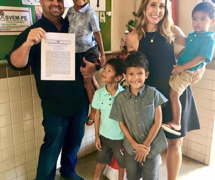 20180417-casal-americano-adota-4-orfaos-brasileiros-awebic-02