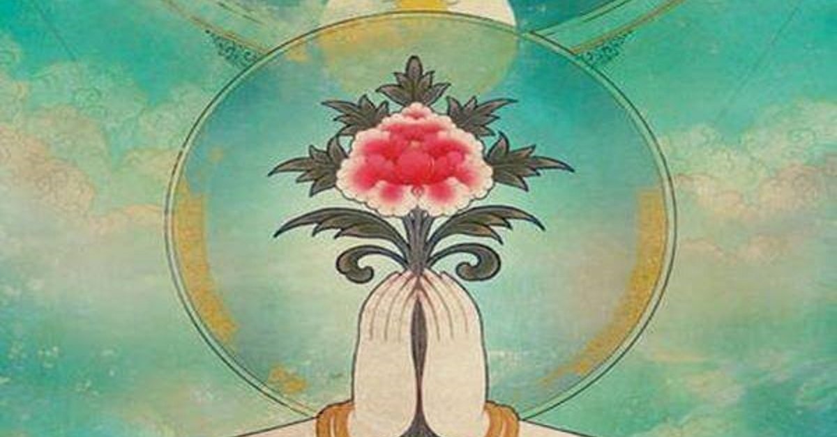maos-segurando-uma-flor