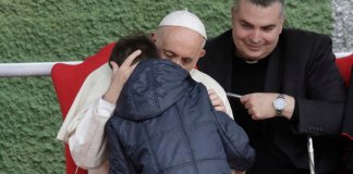 Arrepiante! O Papa abraça o menino em prantos: “Meu papai ateu está no céu?”