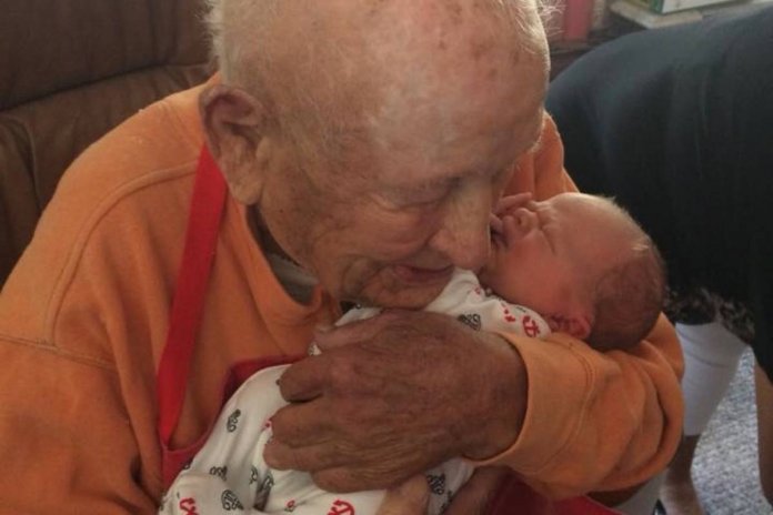 O primeiro encontro em movimento entre um homem de 105 anos e seu bisneto