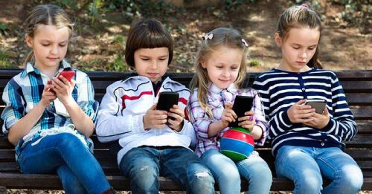 crianças-com-o-celular-é-preciso-proibir-os-smartphones-para-crianças