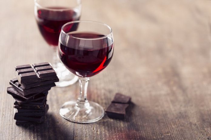 Chocolate e vinho tinto ajudam a combater rugas e manter a pele jovem, dizem cientistas