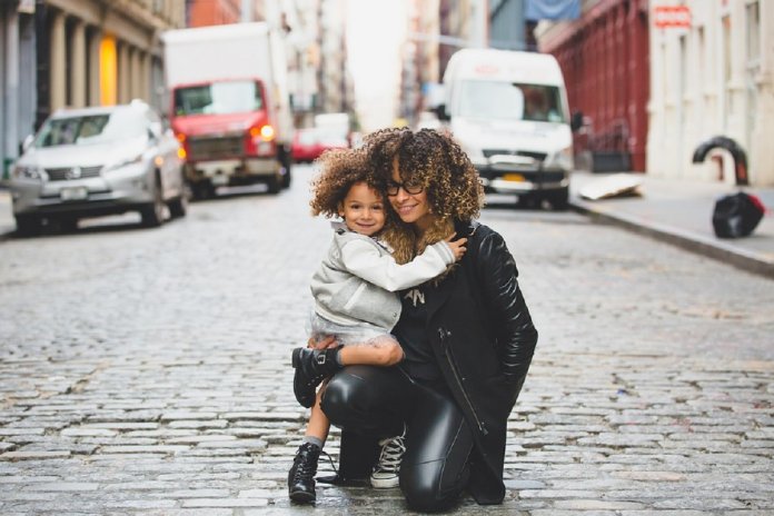 Trabalhar como se não tivesse filhos, ser mãe como se não trabalhasse fora