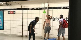 Jovens salvam homem cego que caiu no trilho do metrô