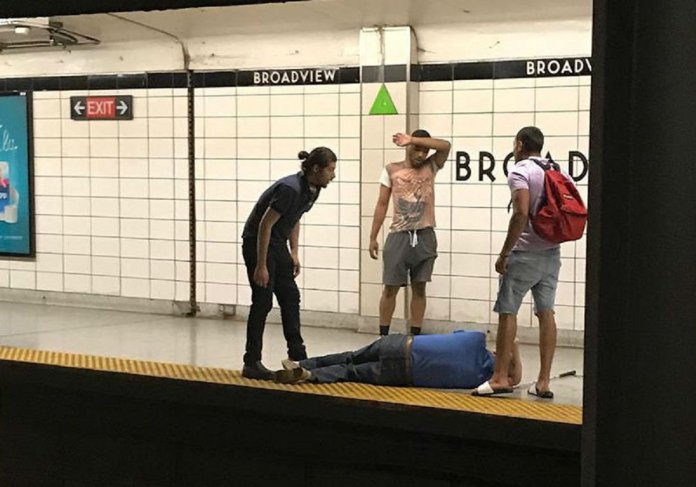 Jovens salvam homem cego que caiu no trilho do metrô