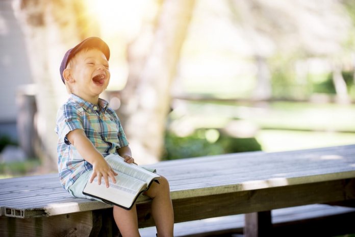 Quer filhos mais felizes e calmos? Simplifique o mundo deles.