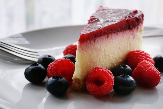 Sobremesas simples: faça um cheesecake sem fermento em questão de minutos
