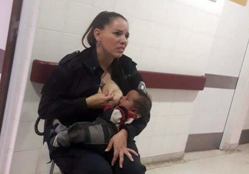 policial-amamenta-close