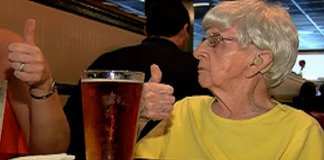 Ela tem 102 anos e garante que o segredo da vida eterna é beber cerveja