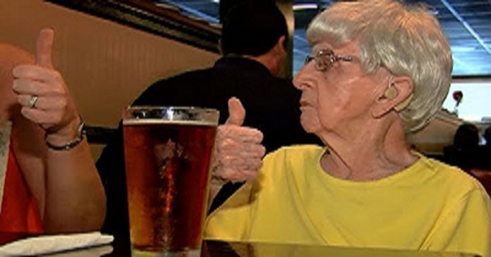 Ela tem 102 anos e garante que o segredo da vida eterna é beber cerveja