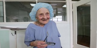 Aos 91 anos, cirurgiã mais velha do mundo faz cerca de quatro operações por dia