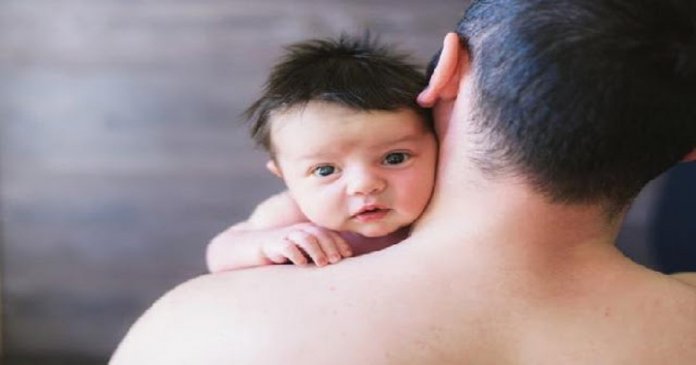 O pai que cuida de seu bebê não está ajudando a mãe, ele está exercendo a paternidade