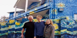 Pais pintam casa no estilo Van Gogh pra filho autista não se perder