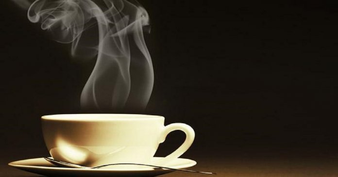 Beber café ou chá muito quente duplica o risco de câncer no esôfago