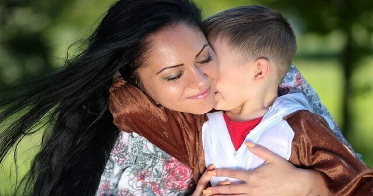 filho-abracando-mae