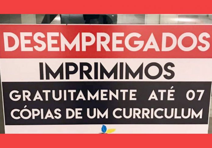 Ideia de imprimir currículo de graça para desempregados se espalha pelo Brasil