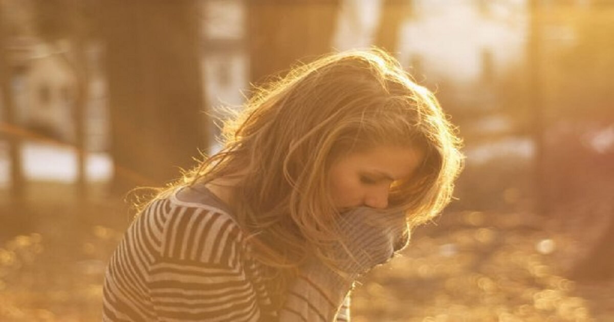 garota-entardecer-576×383