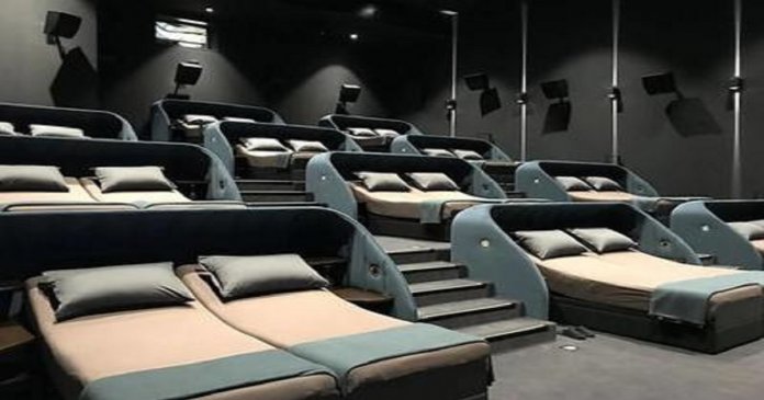 Na Suiça, cinema substitui assentos tradicionais por cama de casal