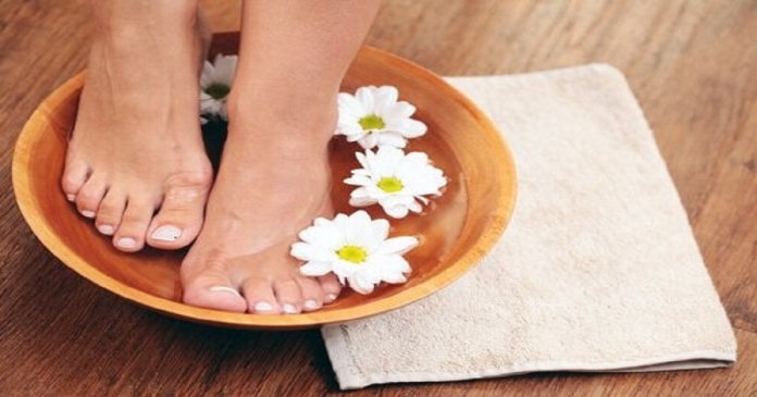 Benefícios surpreendentes de imersão seus pés em vinagre por 15 minutos