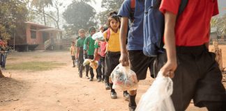 Na Índia alunos trocam lixo por mensalidade em escola
