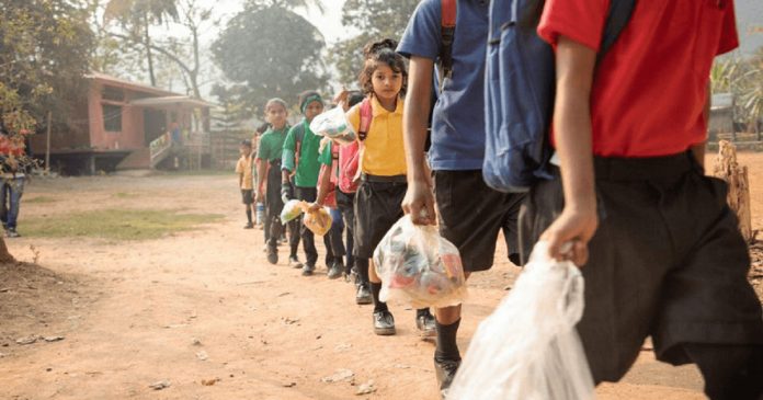 Na Índia alunos trocam lixo por mensalidade em escola