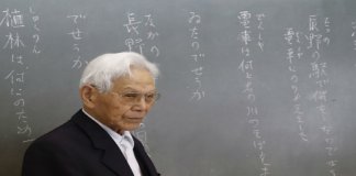 Professor de 95 anos pega dois ônibus para dar aula de japonês de graça