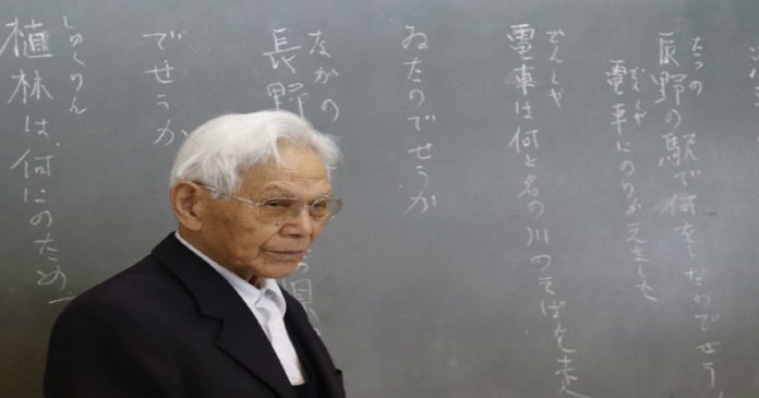 Professor de 95 anos pega dois ônibus para dar aula de japonês de graça