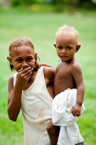 agrandeartedeserfeliz.com - Conheça os melanésios, os únicos negros do mundo com cabelos loiros naturais