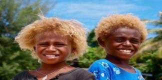 Conheça os melanésios, os únicos negros do mundo com cabelos loiros naturais