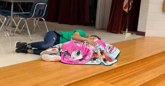 Auxiliar de limpeza se deita no chão para acalmar uma aluna autista