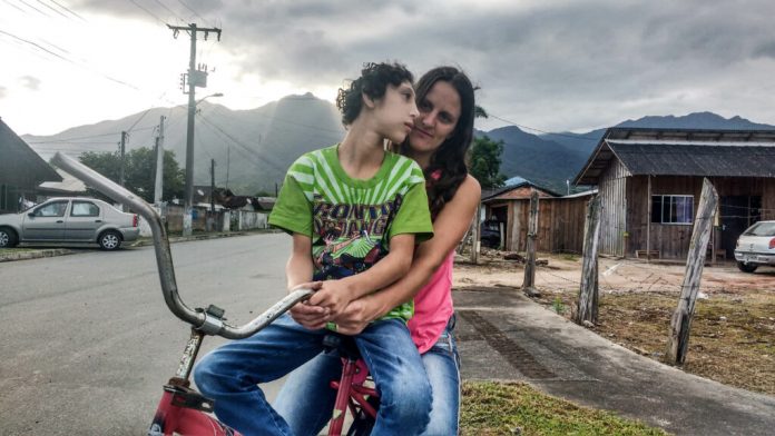 Mãe pedala 5 horas por dia para acalmar o filho autista