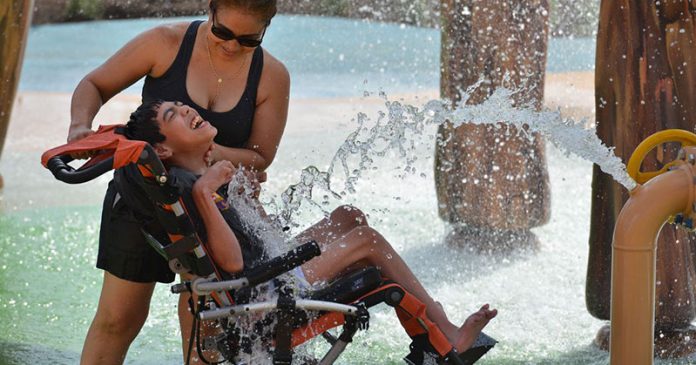 Inaugurado primeiro parque aquático do mundo para crianças com deficiência