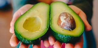 Comer uma porção de abacate por dia reduz o colesterol, a glicose e a depressão