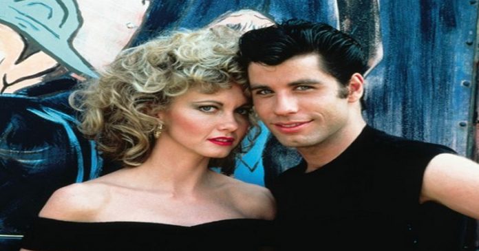 John Travolta e Olivia Newton-John interpretam personagens de Grease depois de 41 anos