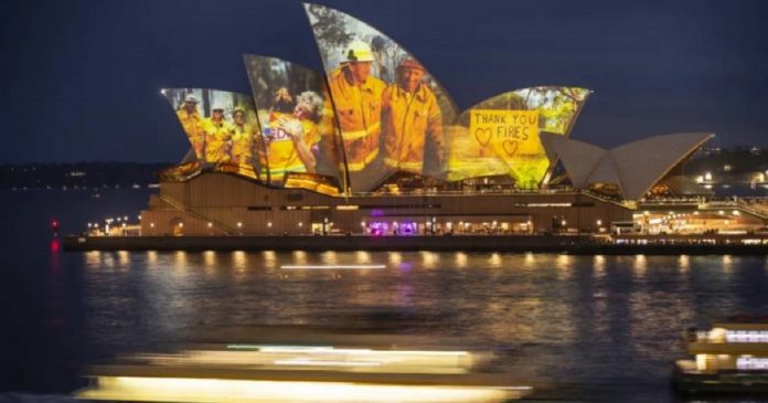 As icônicas velas da Ópera de Sydney acenderam com imagens dos incêndios florestais