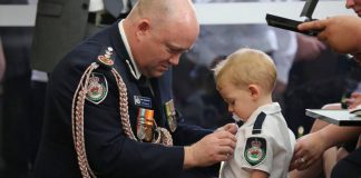 Criança recebe medalha em homenagem a seu pai, que morreu apagando incêndios na Austrália