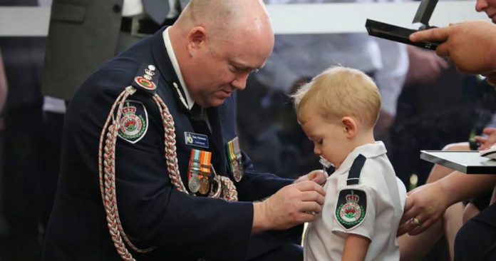 Criança recebe medalha em homenagem a seu pai, que morreu apagando incêndios na Austrália