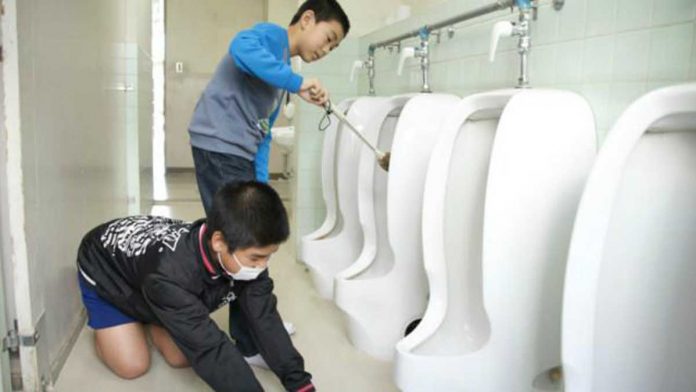 No Japão, alunos limpam até banheiro da escola para aprender a valorizar patrimônio