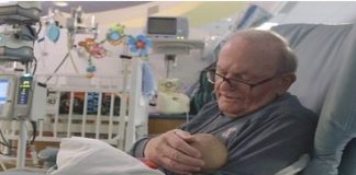 O ’vovô da UTI’, que há 12 anos se voluntaria a dar colo a bebês doentes em hospital