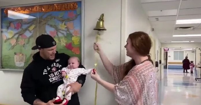 Bebê de 4 meses tocou o sino da vitória após vencer uma batalha difícil contra o câncer