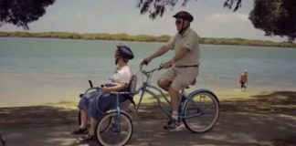 Sua esposa tem Alzheimer e ele criou uma bicicleta especial para andarem juntos
