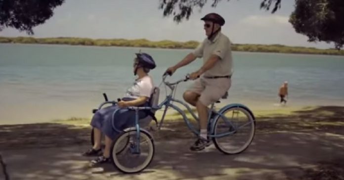 Sua esposa tem Alzheimer e ele criou uma bicicleta especial para andarem juntos