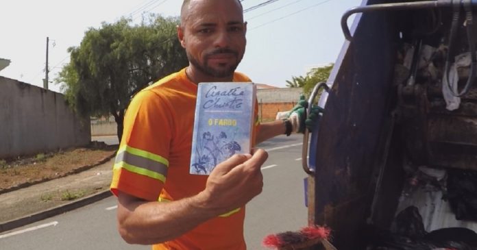 Coletor monta biblioteca com livros encontrados no lixo, hoje com mais de 200 exemplares